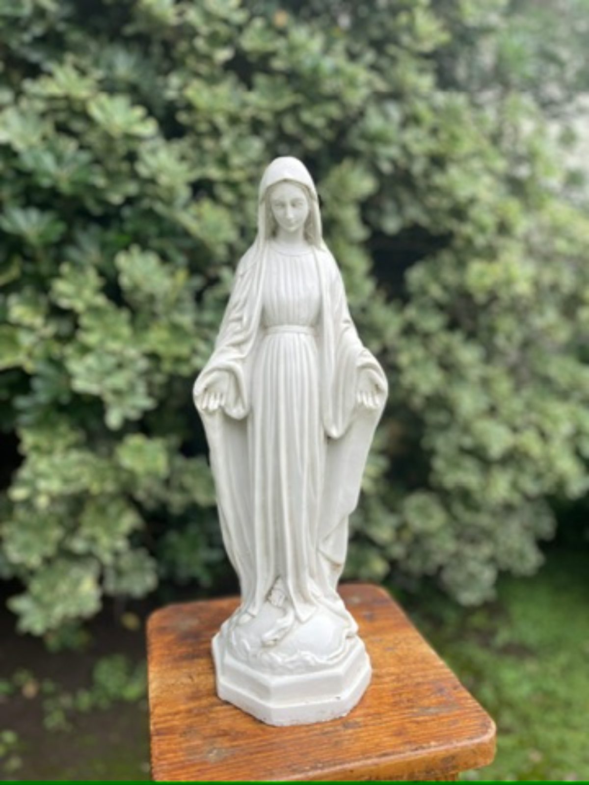 Imagen de la Virgen Milagrosa en resina, 44 cm