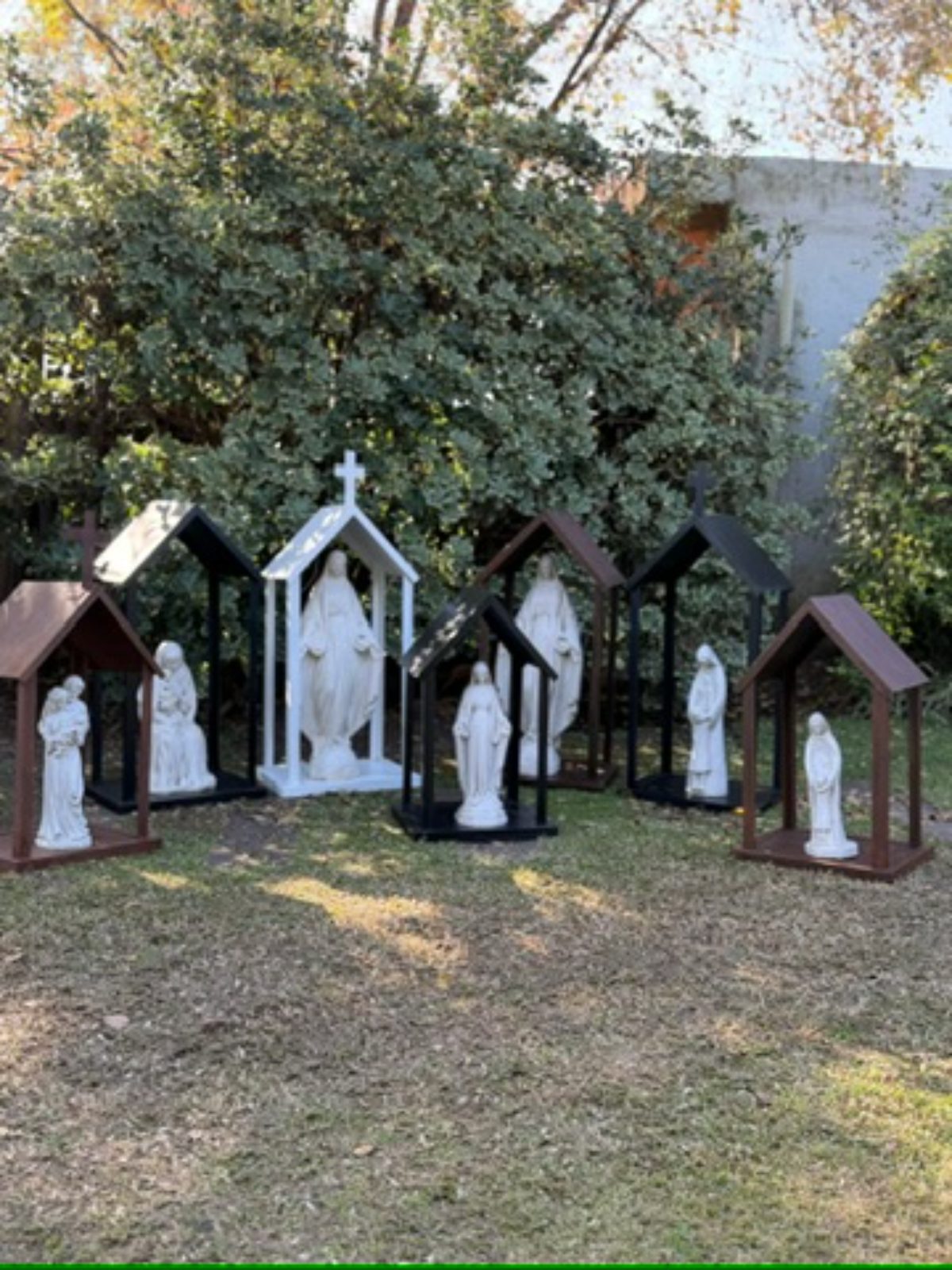 Casita de Chapa Chica con Cruz Negra