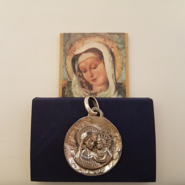 María Reina con el Niño martele (plata Mater)
