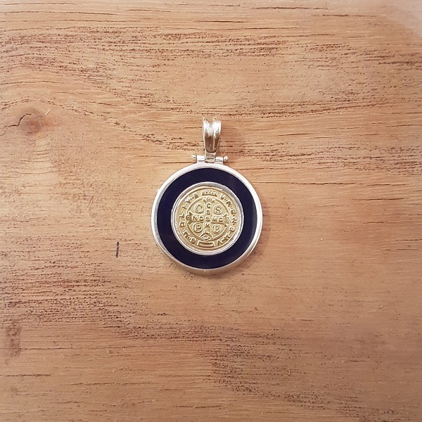 San Benito (plata, oro y esmalte)
